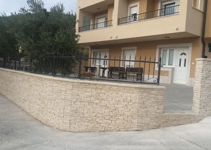 Ferdo 1 Gasthuis Makarska